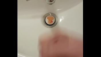 Fibi6 Masturbiert Ins Waschbecken Auf Die Ente