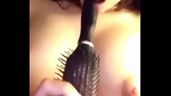 Chica Chupando Un Peine