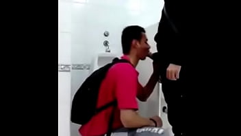 Flagra De Pegacão De Brothers No Banheiro (g0ys Play In Bathroom Busted)