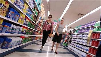 Sexy Novia O Esposa Latina En Pants Negros Caminando Con El Novio - Sexy Latin Wife Or Girfriend Walking With Boyfriend With Black Pants