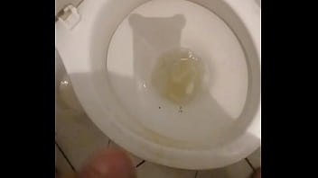 Botando O Menino Para Mijar