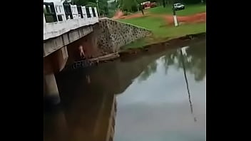 Cachados Abajo Del Puente