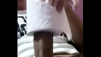 La Intento Meter En Un Rollo De Papel