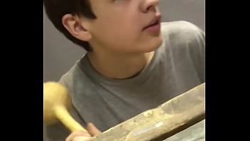 горячий битмейкер играется с тыквой