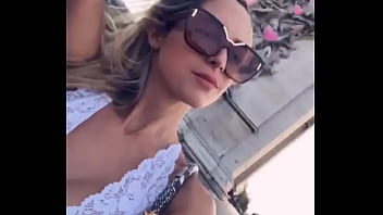 Victoria Lune En Paris Con Semitransparente