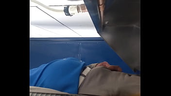 Coroa Caçando No Banheiro