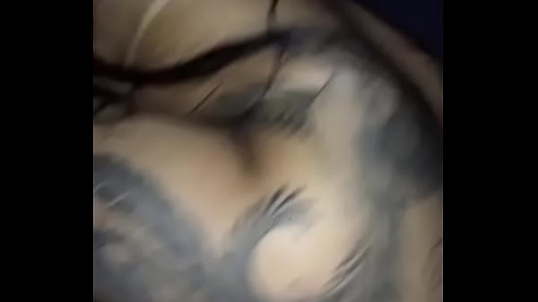 Sentada De Lado Bem Gostoso Com Tatuada