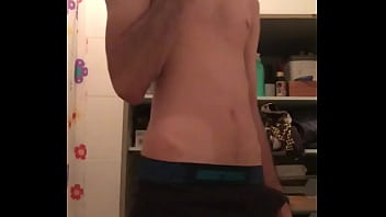 Escovando Os Dentes Antes De Ir Com Pau Duro