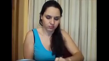 Nuevamente Se Exibe Mientras Fuma Un Cigarrillo