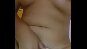 Chica Joven Tocandose