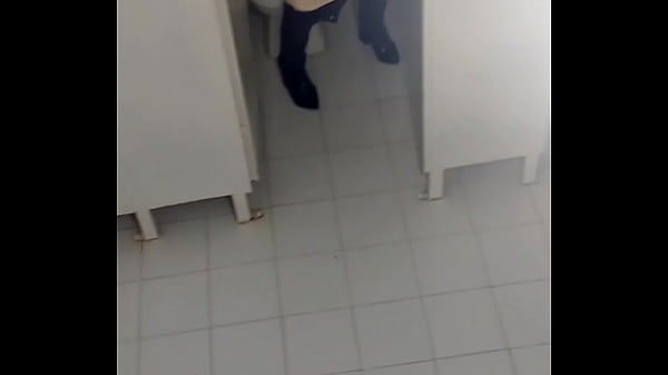 Espiando En Un Baño