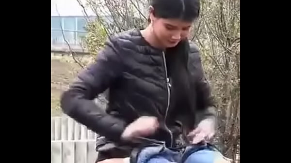 Mi Amiga Orinando En Mi Jardin