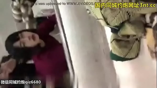 露脸极品小美女跟男友在公司仓库激情做爱，对白淫荡