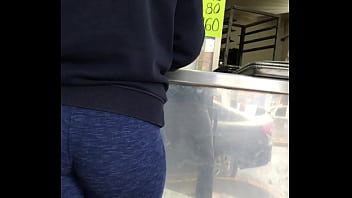 Rica Nalgona Comiendose Su Pantalon Deportivo