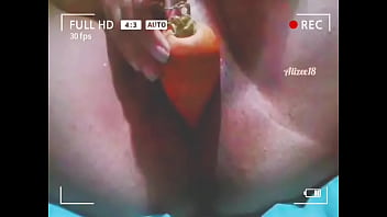 Mi Amiga Jugando Con Una Zanahoria