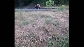 Charlie Auf Einem Parkplatz Am Wixxen Zwei Frauen Schauen Zu