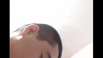 Frentista Do Posto De Gasolina Com O Cliente Na Webcam Final