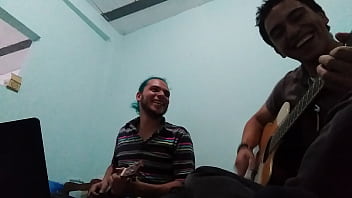 Rola Puede Con Dos Jóvenes Paisas