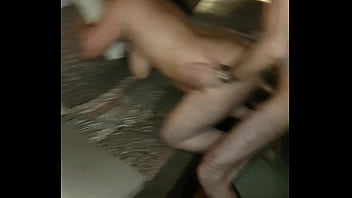 Ma Femme Prend Son Pied Avec Un Autre Homme Sur Un Canapé