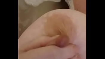 Mi Gorda Compañera De Trabajo Jugando Con Sus Senos En La Bañera. Muy Sexy