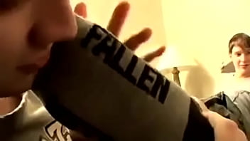 Hay Jovencitos Españoles Esclavo Lamiendo Y Oliendo Los Zapatos Y Calcetines Y Pies