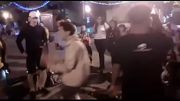 Joven Folla Verbalmente A Pasivo Sin Cuello