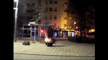 María Lizana Se Desnuda En Un Parque Público