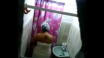 Mi Vecina Sale De La Ducha