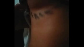 Novinha Tatuada Sentando Gostoso