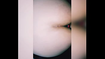 Con El Plug En Mi Colita