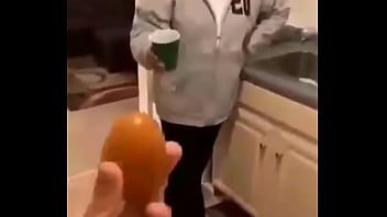 Milf Leva Ovada Na Cara E Fica Boquiaberta