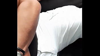 Moreno Mostrando Su Bulto Grande En Transporte Público - Lima, Perú