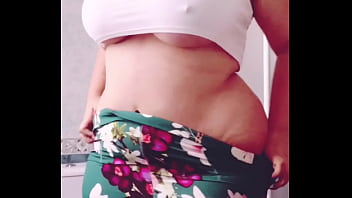 Desnuda Vistiéndose En El Baño