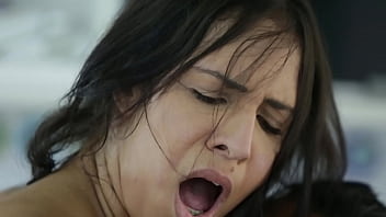 Morena Com Rabo Imenso Senta Fundo No Pau De Tony Tigrão - Saory Kido