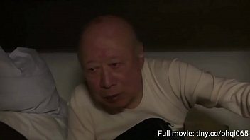 Zoon Kijkt Graag Naar De Grote Kont Van Stiefmoeder Tijdens Het Baden