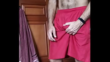 Cara Peludo Amassa A Piroca No Short Vermelho E Goza Pra C_mera