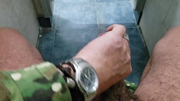 Milico Se Toca En Baño Publico Y Me Lo Graba