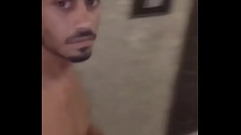 Alex Jones Mostrando Seu Dote No Estacionamento