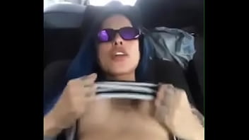 Tatizaqui Mostrando Seus Peitos