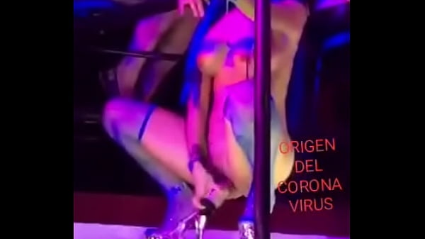 Chica Cogiendo Una Botella