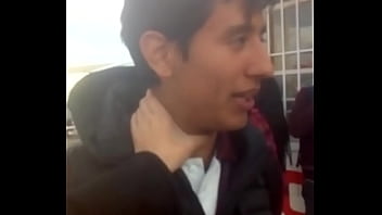 Chico Gime Y Busca Chica