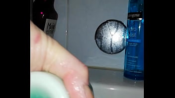 Tomaso Fickt Sich Mit Flasche.