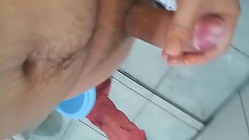 Batendo Punheta No Banho - solo, public, soloboy - Video 2671160