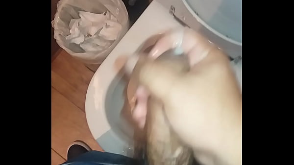 Batendo Uma No Banheiro - cumshot, masturbation, soloboy - Video 2912185