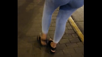 Veneca Culona Saliendo Del Metro