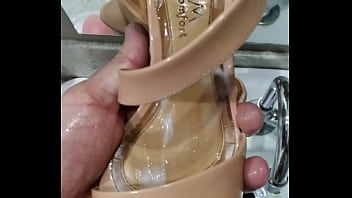 Gozando Com Tesão Na Sandália Ramarim Da Namorada! Muito Tesão, Enchi De Leite!!!