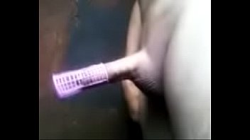 Rulero Y Mano Sacan Leche De Su Pene