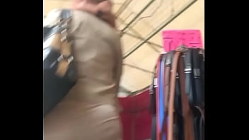 Chica Hermosa Caminando Por La Calle