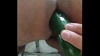 Dándome Con El Pepino - anal, dildo, ass, cucumber, gay, culo, latino, pepino, gay-amateur, fuck-my-hole, drilling-hole-with - Video 2908168