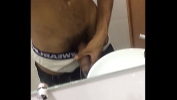 Dotado Voiterk Batendo Uma No Banheiro Do Shopping